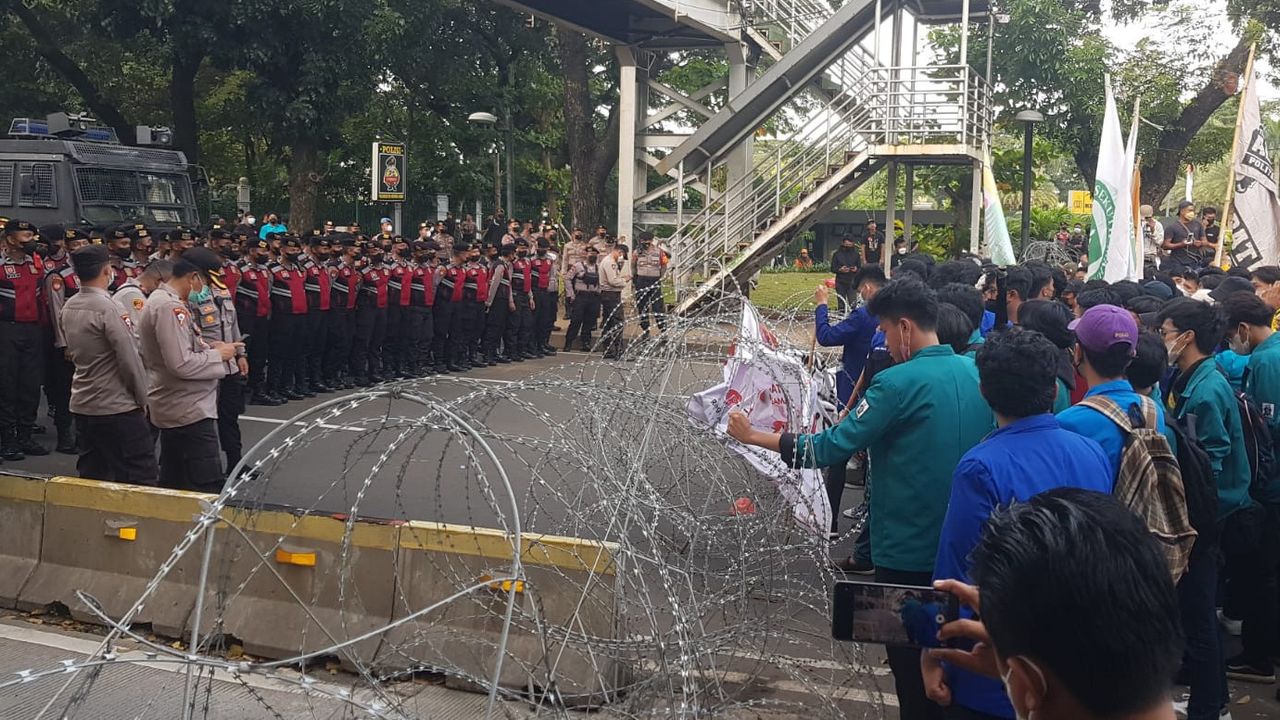 Situasi Terkini Demo BEM SI: Mahasiswa Bertahan di Patung Kuda, Mencoba Tembus Barikade Kawat Berduri