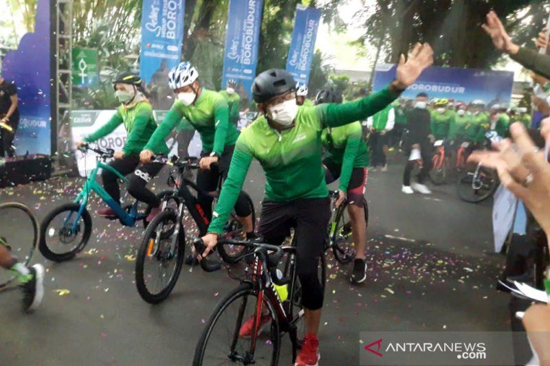 Aksi Sandiaga Uno Gowes Sepeda dari Yogyakarta ke Borobudur