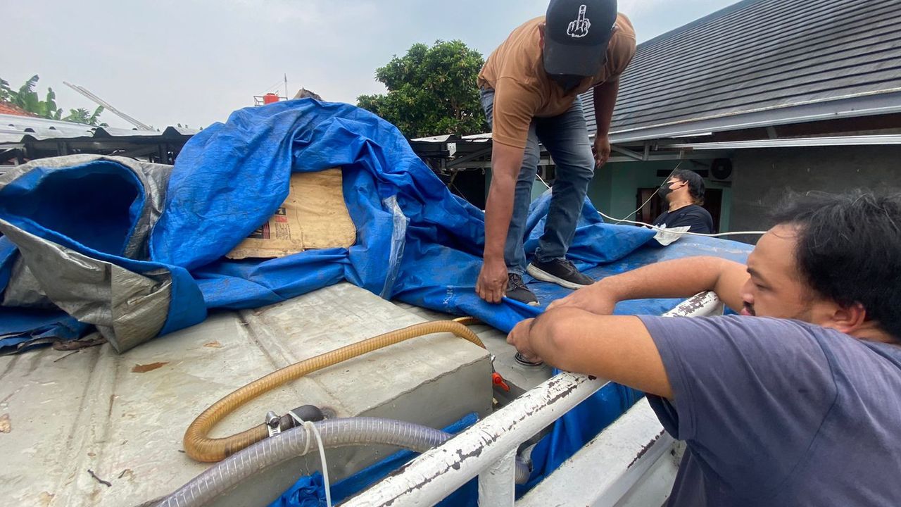 Polisi Bongkar Gudang Penimbunan Solar dan Pertalite di Bogor