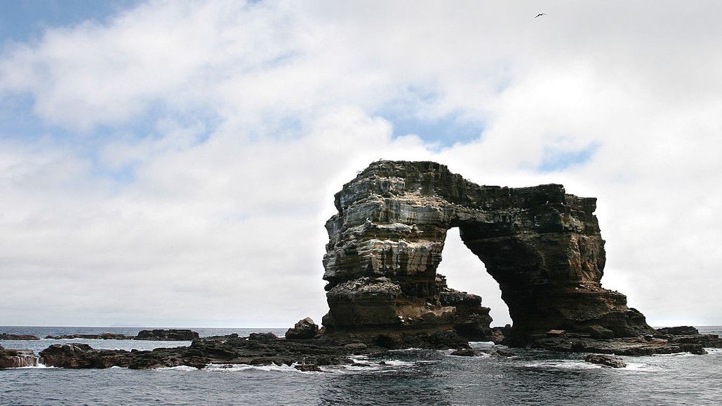 Busur Darwin, Fenomena Alam di Galapagos, Runtuh Akibat Erosi