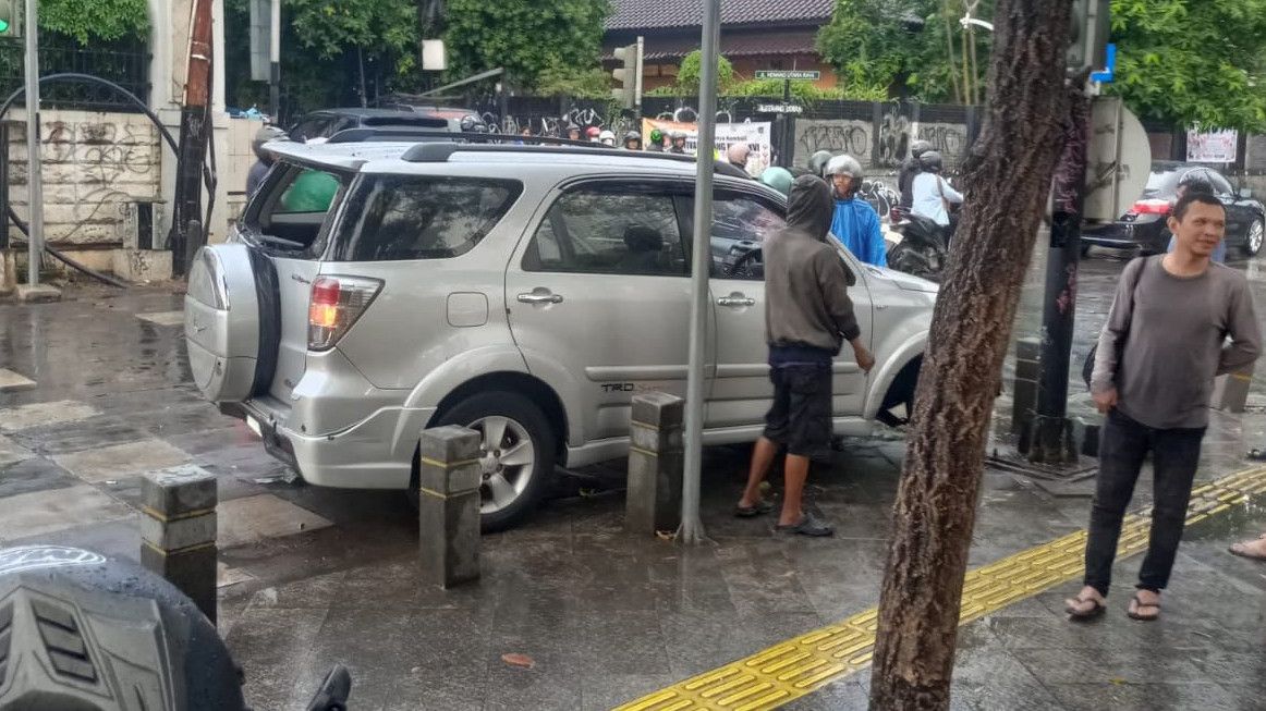 Viral Bocah 9 Tahun Bawa Mobil Ugal-ugalan Tabrak Kendaraan di Jaksel