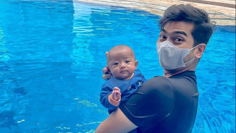 Anak Ria Ricis, Baby Moana Diajari Berenang Oleh Instruktur, Netizen: Bisa-Bisanya Kalah Sama Bayi