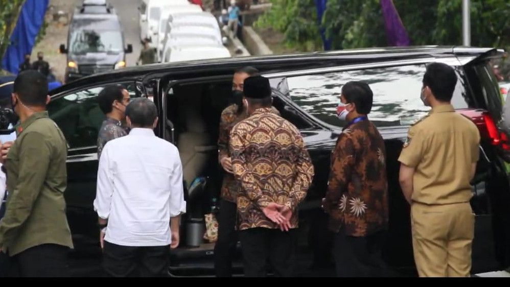 Sikap Sopan Gibran Nunggu di Belakang Saat Bertemu Ayahnya Presiden Jokowi di Solo, Ferdinand Hutahaean: Toto Kromo, Budi Pekerti!