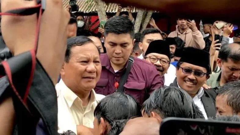 Prabowo Bantah Isu Sakit Sambil Berpose Silat di Pangkalan Udara