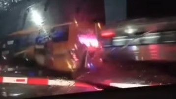 Viral Video Bus Terobos Palang KA Hampir Ditabrak hingga Penumpang Berhamburan, Polisi Periksa PO Mandala