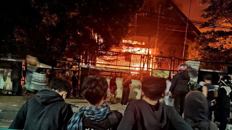 Habis DPRD Makassar, Kini DPRD Sulsel yang Dibakar, Ditonton Ribuan Warga