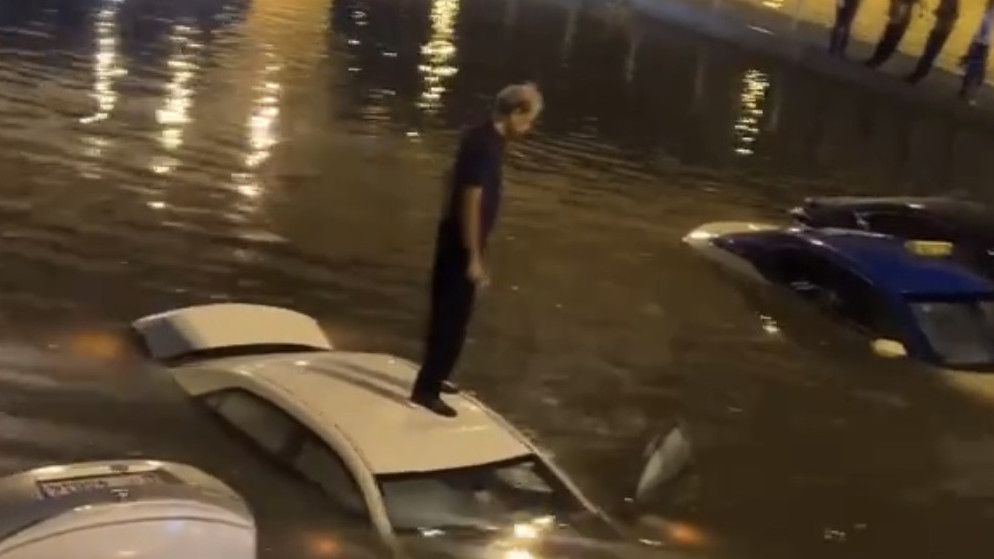 Warga Dubai Mulai Bersihkan Sisa Puing Imbas Banjir Bandang