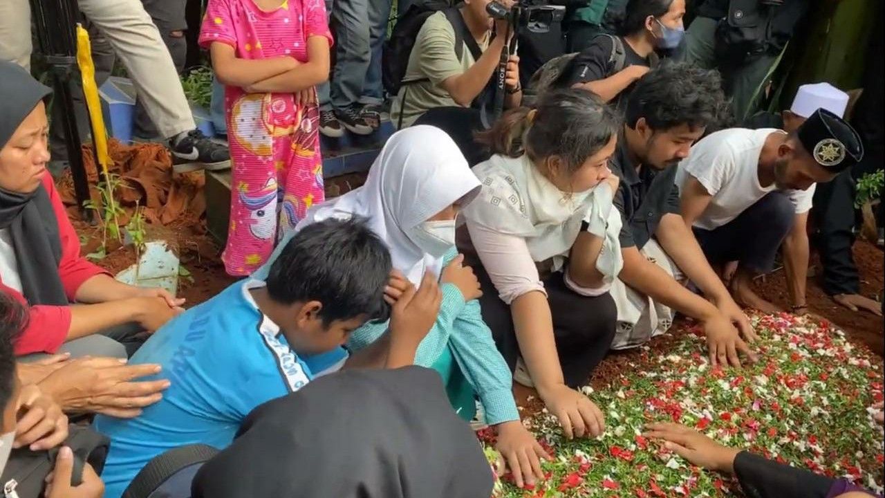 Dimakamkan Hari Ini, Tangis Pecah Keluarga Saat Pemakaman Ki Joko Bodo di TPU Kober