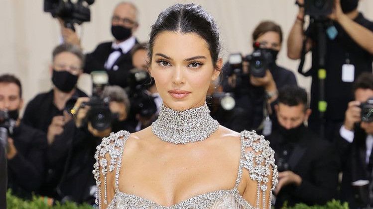 Hadir ke Met Gala 2021, Kendall Jenner Pakai Gaun Transparan Terinspirasi dari Audrey Hepburn