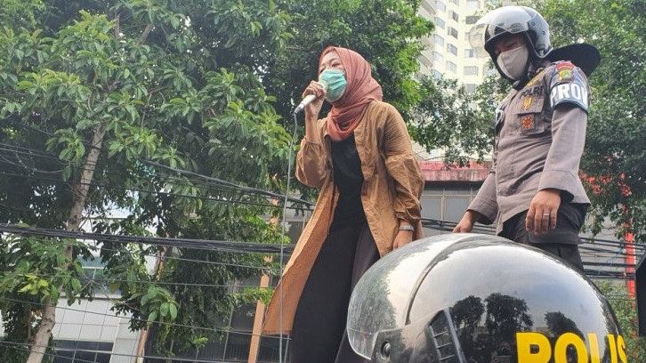 Aksi Mahasiswi Bantu Polisi Tenangkan Pendemo Tolak Omnibus Law di Simpang Harmoni
