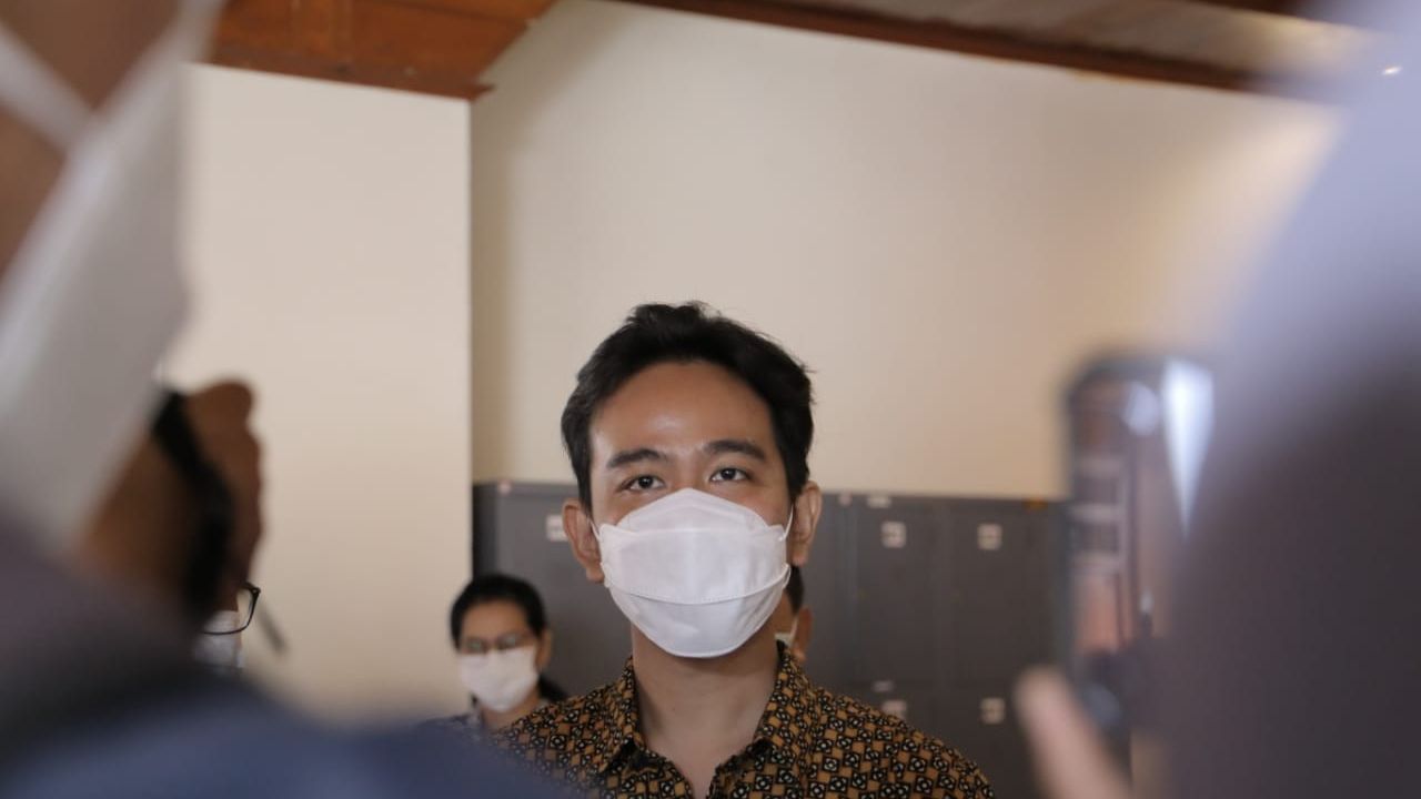 Aksi Duet Gibran dan FX Rudyatmo Melawan Mantan Atlet Nasional Sigit Budiarto Bermain Bulu Tangkis