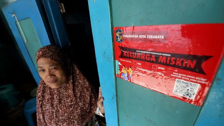 Dinsos Surabaya Pasang Stiker Keluarga Miskin, Penerima Bansos Turun dari 1,3 Juta ke 200 Ribu Jiwa