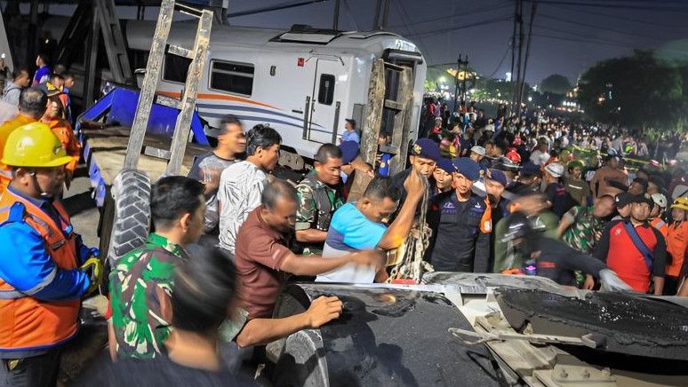 Kereta Tabrak Truk di Semarang, Petugas Cek Jalur Rel Agar Bisa Dilalui dari Jakarta-Surabaya
