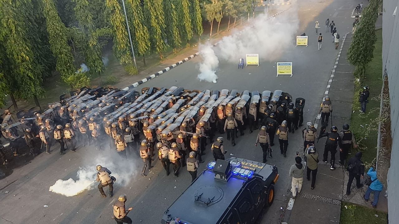 Demonstrasi di Makassar Ricuh, Massa Bawa Panah dan Akan Ditembakkan ke Polisi