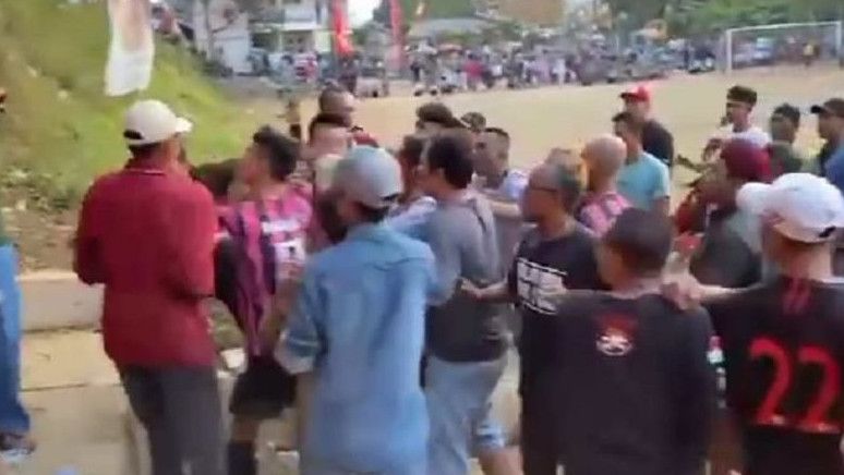 Suporter Saling Adu Jotos Saat Pertandingan Sepak Bola Antar-Kampung di Sukabumi, Polisi Selidiki Penyebabnya