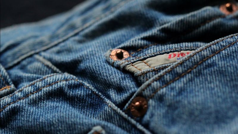 Bikin Awet dan Tahan Lama, Ini 6 Cara Merawat Celana Jeans - ERA.ID