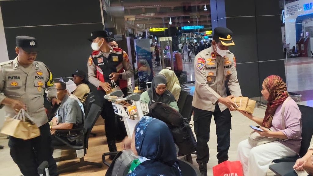 Polisi Bagikan Masker-Cek Kesehatan ke Masyarakat yang Batal Terbang di Bandara Soetta