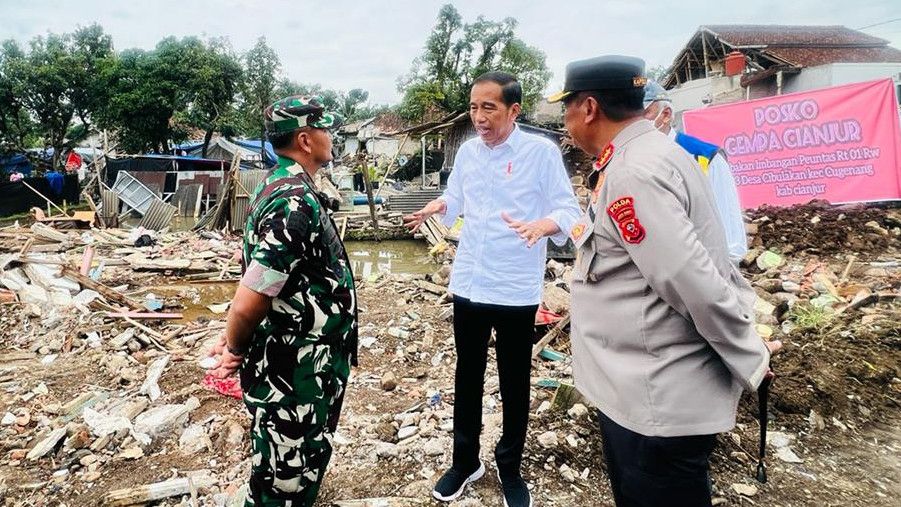 Jokowi Minta TNI-Polri Bantu Bersihkan Puing Rumah Warga Cianjur yang Rusak Akibat Gempa
