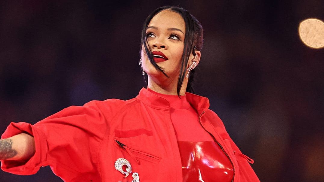 Tampil Spektakuler di Super Bowl Halftime Show, Rihanna Pamer Baby Bump Hamil Anak Kedua