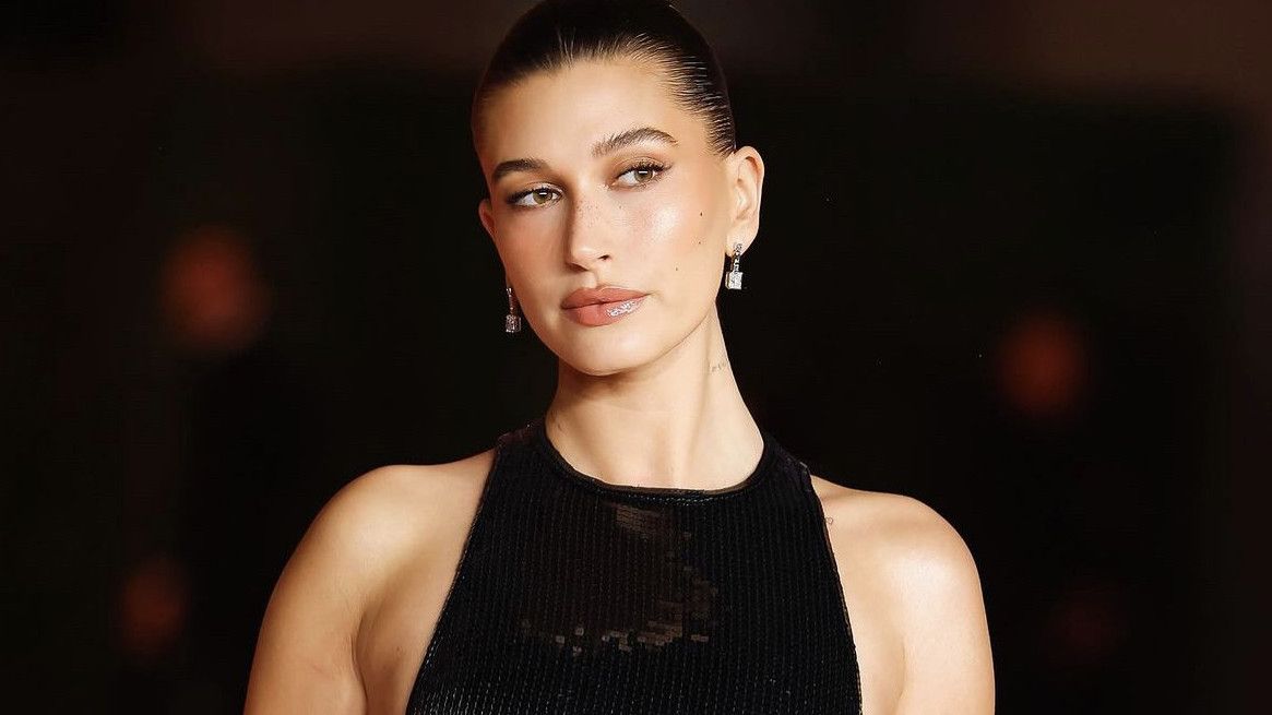 Hailey Bieber Ngaku Stres karena Sempat Sembunyikan Kehamilan