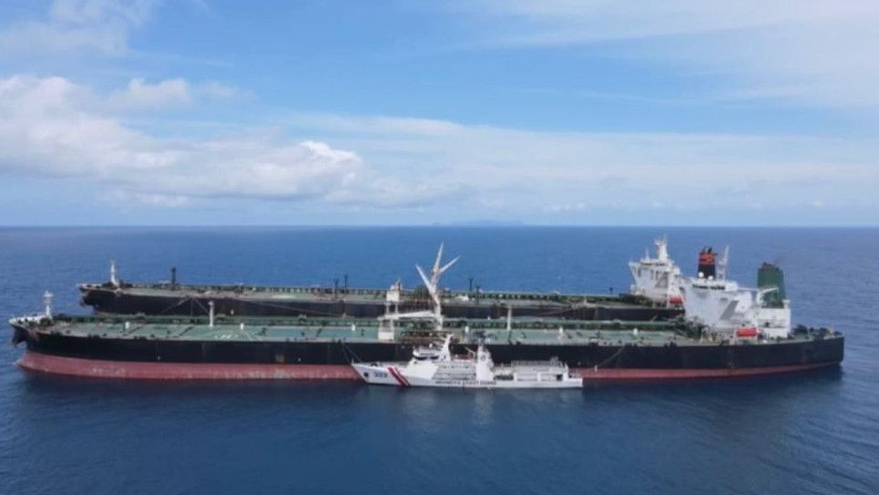 Aksi Bakamla Amankan Dua Kapal Tanker Diduga Seludupkan BBM