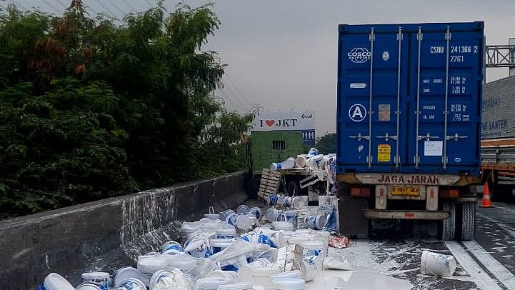 Kontainer Seruduk Truk di Tol Jakut, Muatan Cat Tumpah ke Jalan