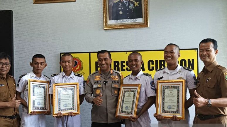 Aksi Heroik Empat Siswa SMK Tendang dan Ciduk Jambret ke Polisi, Polresta Cirebon Beri Penghargaan
