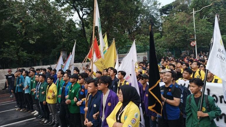Ada Demo BEM SI di Patung Kuda, Jalan Medan Merdeka Selatan Arah Gambir Ditutup