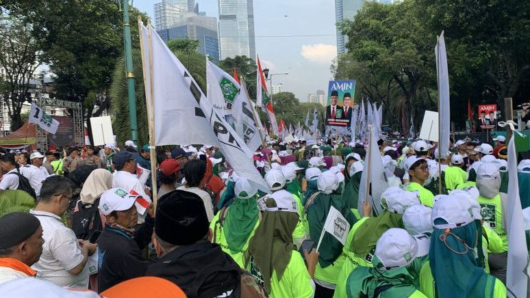Ribuan Pendukung Sambut Kedatangan Anies-Cak Imin di Depan Kantor KPU Jalan Imam Bonjol Jakarta Pusat