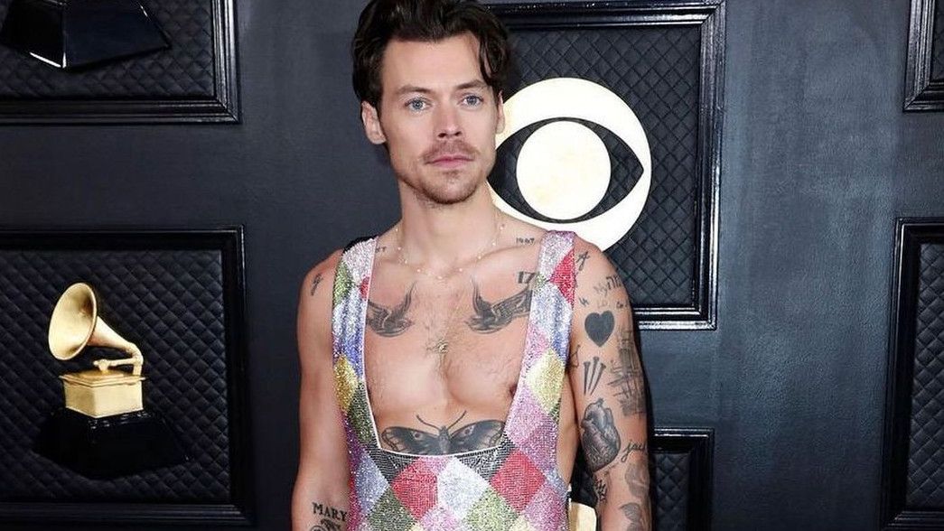 Tampil Stylis Pakai Overall, Harry Styles Pamerkan Tato di Sekujur Tubuh  di Grammy Awards 2023