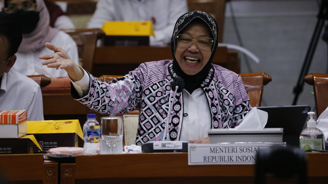 Momen Mensos Risma Menangis Bayangkan Anaknya Tinggal di Kolong Jembatan