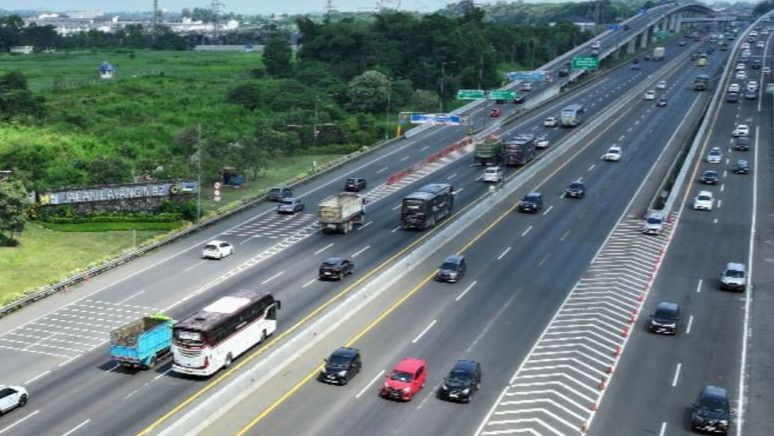 Libur Panjang Hari Raya Waisak, Lalu Lintas Tol  Jakarta-Cikampek Ramai