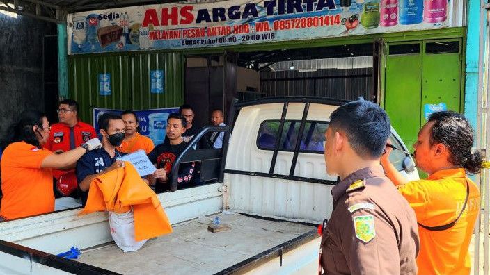 Rekonstruksi Kasus, Pria yang Cor Pengusaha Air Galon di Semarang Tunjukkan 102 Adegan