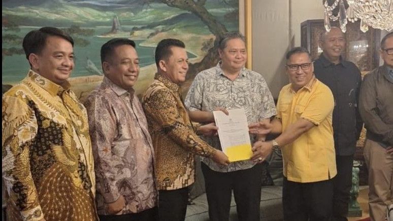 Ketum Golkar Airlangga Serahkan Surat Rekomendasi Kepada Ansar Ahmad-Nyanyang Haris Maju Pilgub Kepri