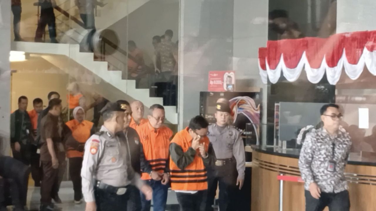 Resmi Berbaju Oranye, Wamenaker Noel Ebenezer Nangis Jadi Tersangka Pemerasan