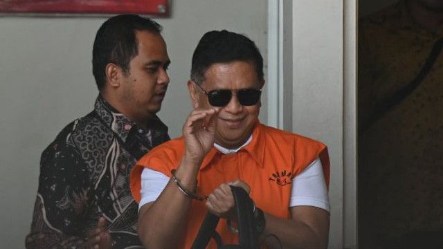 Manisnya Senyum Hasto dengan Tangan Terborgol Usai Prabowo Memberinya Amnesti