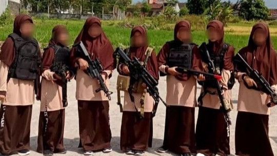 Polisi Telusuri Santriwati di Magetan Jatim yang Viral Tenteng Airsoft Gun