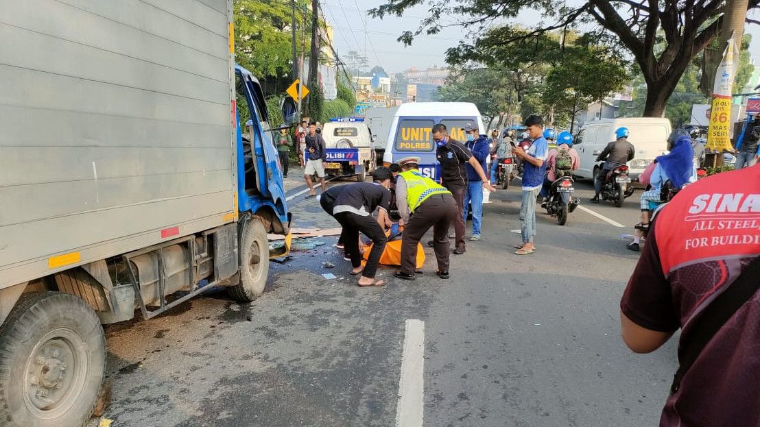 Kecelakaan di Cileungsi Bogor, Sopir Truk Es Tewas di Tempat