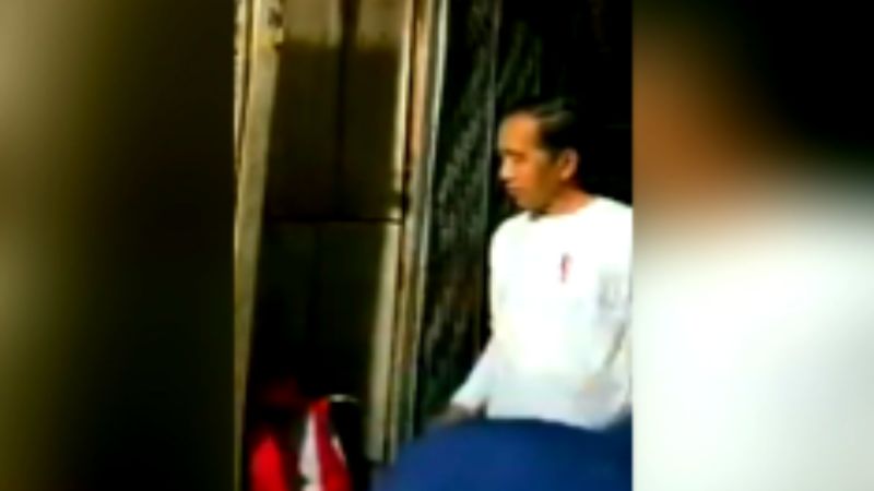 Viral Video Jokowi Jalan Malam-Malam di Baubau, Datang Rumah-Rumah Warga