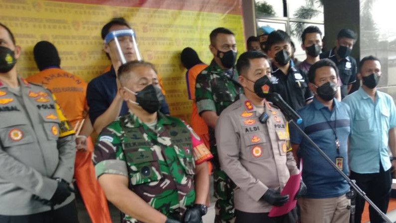 Bentrok Ormas Karawang, Polisi Tangkap 5 Orang Pengeroyok Perusak Mobil, Golok hingga Celurit Disita