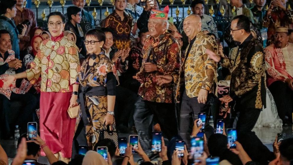 Pejabat hingga Para Bintang Melenggang, Istana Berbatik Hadirkan Fashion Show Keindahan Batik Nusantara