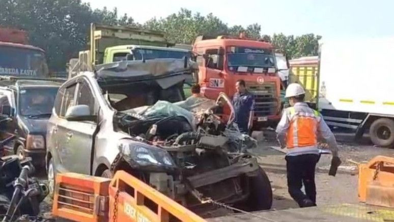 Mobil Wuling Tabrak Truk Fuso di Tol Jombang-Mojokerto, 3 Orang Tewas di Lokasi