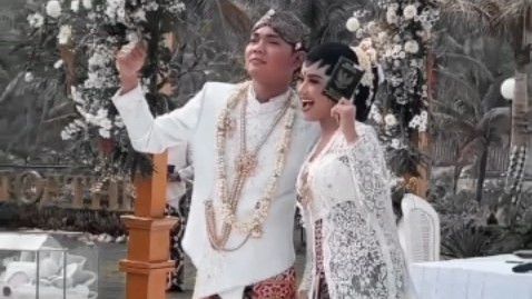 Usung Adat Jawa, Tri Suaka Dan Nabila Maharani Resmi Menikah Di Tepi ...