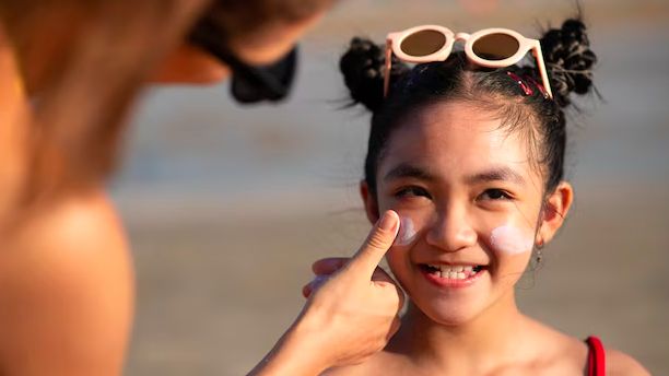 Bukan Cuma Orang Dewasa, Anak-Anak Juga Perlu Sunscreen untuk Jaga Kesehatan Kulit