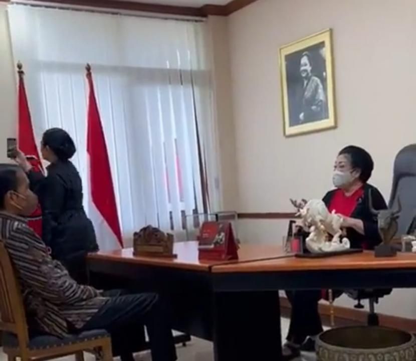 Presiden Jokowi menghadap Megawati (Foto: Instagram/@puanmaharaniri