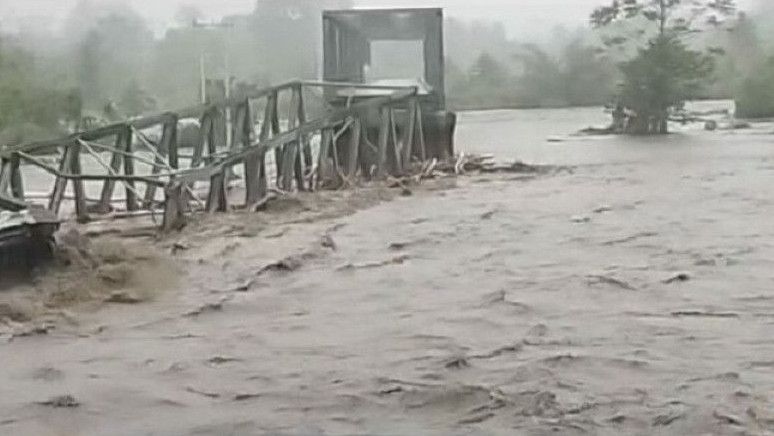 Jembatan Penghubung Ibu Kota Kabupaten Maluku Tengah Putus Akibat Banjir Besar