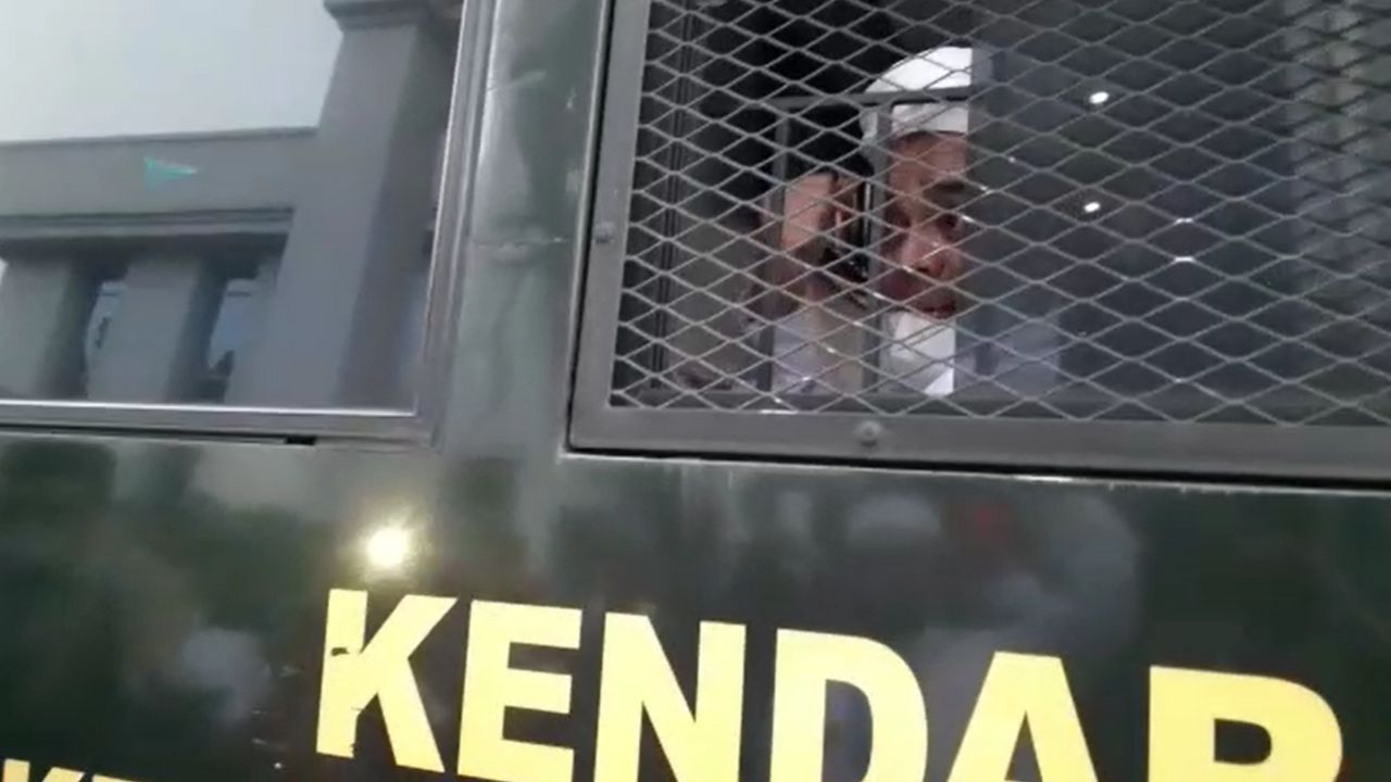 Selesai Sidang, Teriakan Rizieq Shihab dari Mobil Tahanan: Jangan Berhenti Lawan Kezaliman!