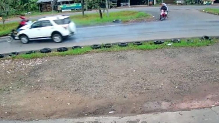 Momen Mobil di Palembang Tabrak Motor Bapak-Anak hingga Nyaris Tewas