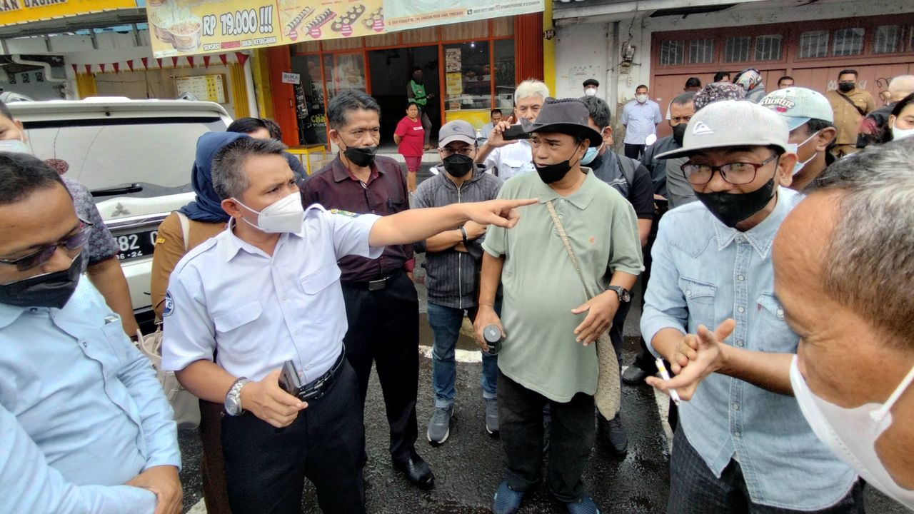 Pedagang Pasar Lama Tangerang Jualan di Tengah Jalan, Warga Geram, DPRD: Kita Cari Jalan Keluar