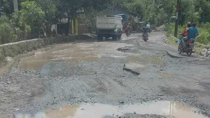 Jalanan di Poros Malino Gowa Sulsel Cepat Rusak, Aktivitas Mobil Tambang Disorot
